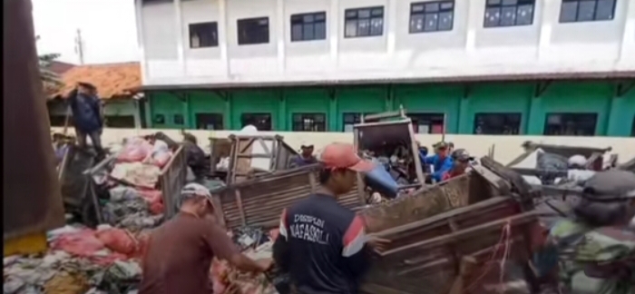 Kantor Kelurahan Kebalen Dipenuhi Tumpukan Sampah, Aksi Protes Akibat TPST Kebalen Ditutup Tanpa Sol IMG_20251229_224930.jpg